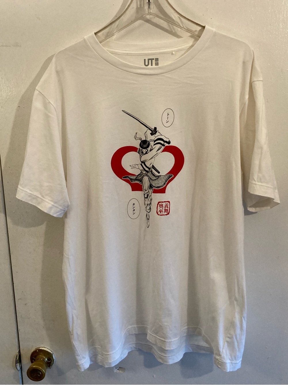 UNIQLO UT shirt featuring graphic artwork from the manga series Kingdom.